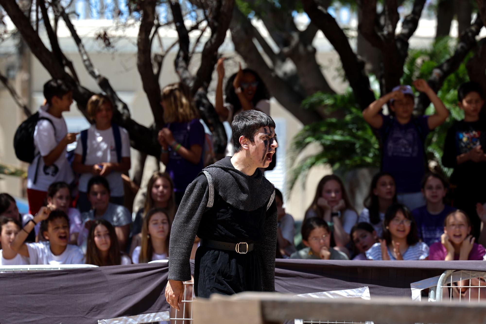 Los escolares de Ibiza visitan la feria Eivissa Medieval