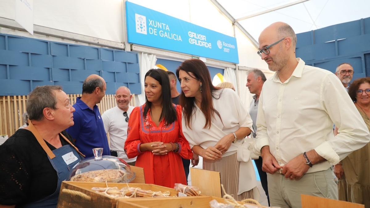 Gómez, esquerda, Sampedro e Alamparte cun dos expositores no Mercado do Verán.