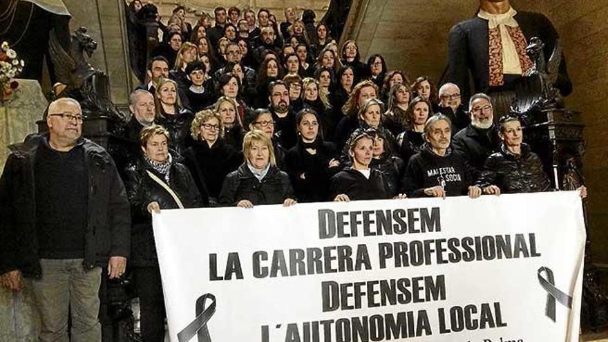 Funcionarios de negro reclaman la carrera profesional