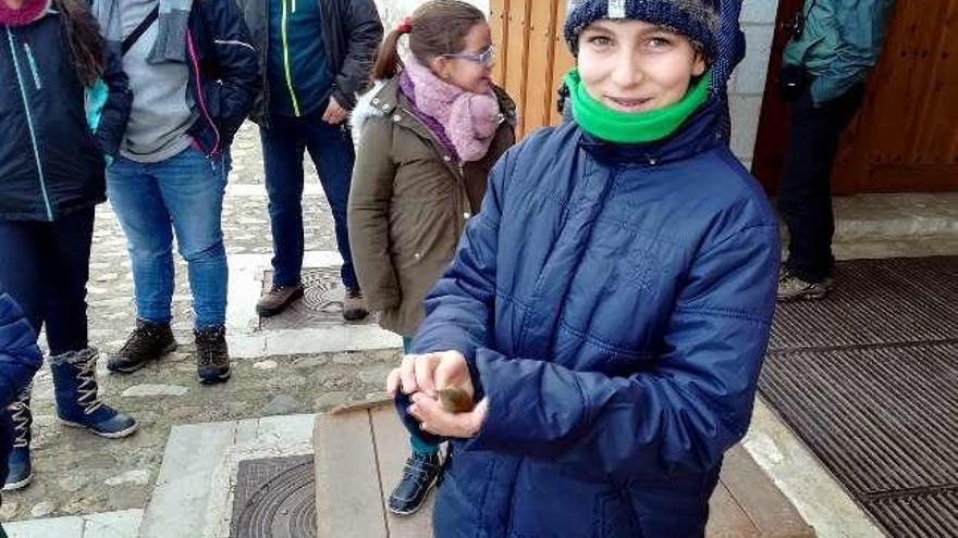 Un visitante a punto de liberar una captura.