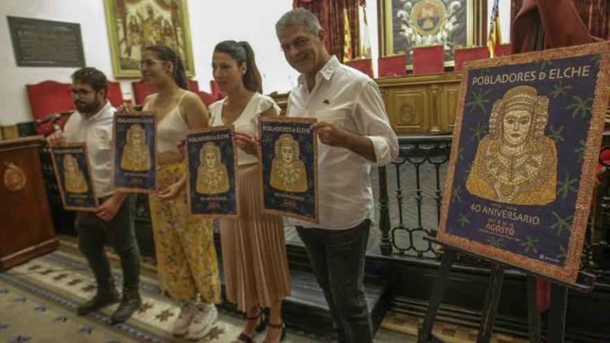 Presentación, ayer en el Ayuntamiento, del cartel de Pobladores de Elche de este año.