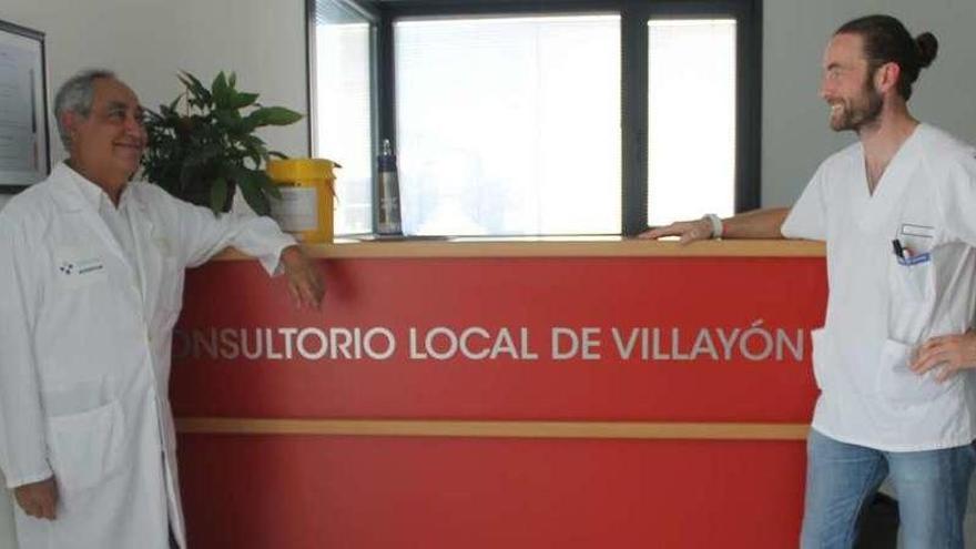 El médico Álvaro Villalón y el enfermero Iván Pillado, ayer, en el consultorio de Villayón.