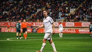 Un excanterano de Sporting y Atlético de Madrid, opción para la defensa del Avilés