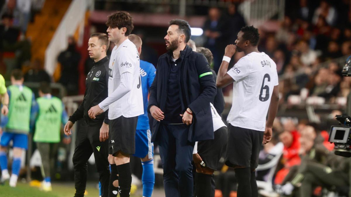 Carlos Corberán, entrenador del Valencia en el momento de los últimos cambios