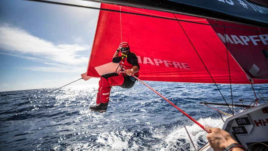 El Mapfre, barco español de la Volvo, durante la regata.