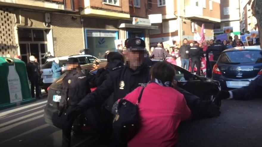 La policía interviene durante la entrada del acusado por el crimen de Leticia Rosino