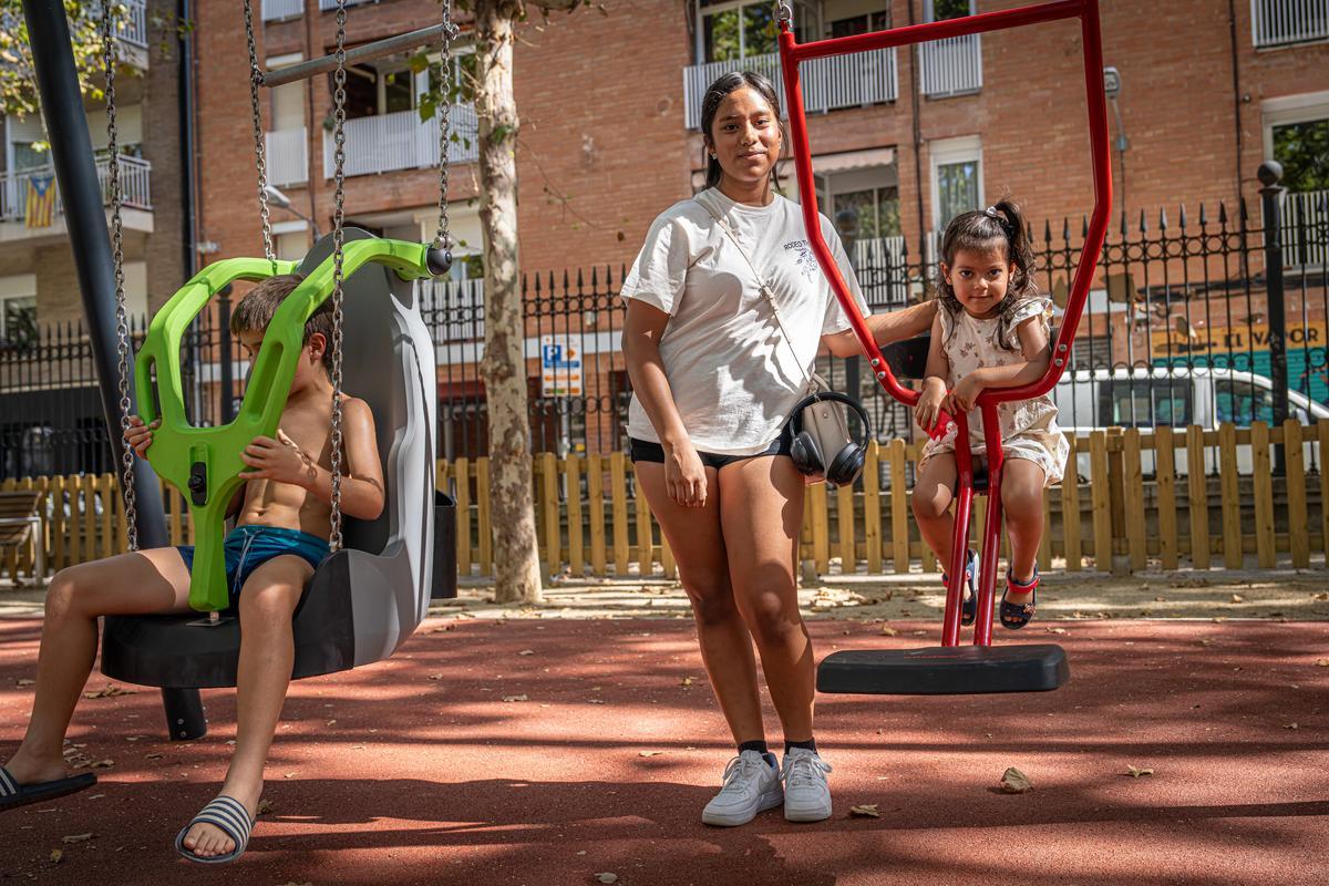 Barcelona 31/07/24 Barcelona. Fotografías de familias usuarias de la nueva zona de juegos infantiles del parque de la Espanya Industrial. Testimonios para un reportaje de Alba Zaplana. PERSONA: Juliana Lino acompaña a Micaela. AUTOR: MANU MITRU