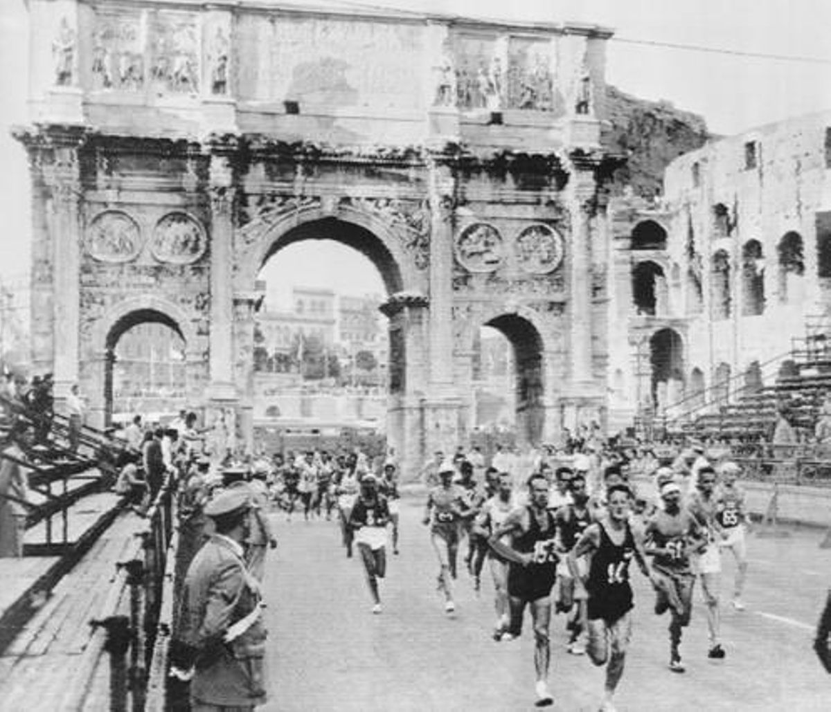 Una imatge del 1960 en què els corredors passen per l’arc de Constantí de Roma. Van ser els primers Jocs amb un important escàndol de dopatge, quan el ciclista Enemark Jensen es va ensorrar durant la carrera i va morir a causa de les substàncies que s’havia pres.