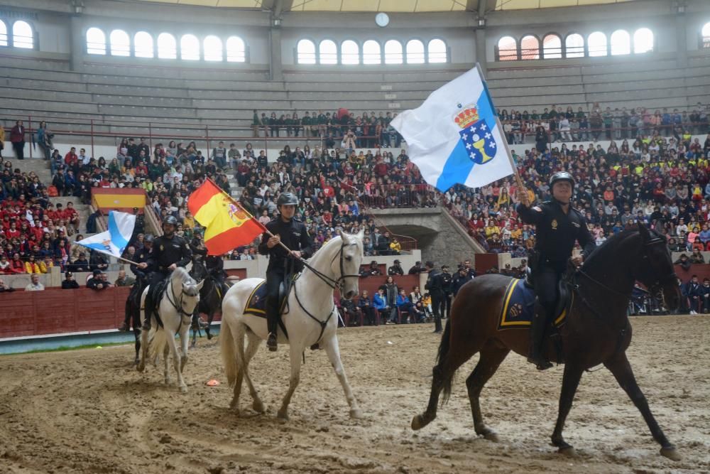 Los niños de Pontevedra descubren cómo es ser un policía nacional