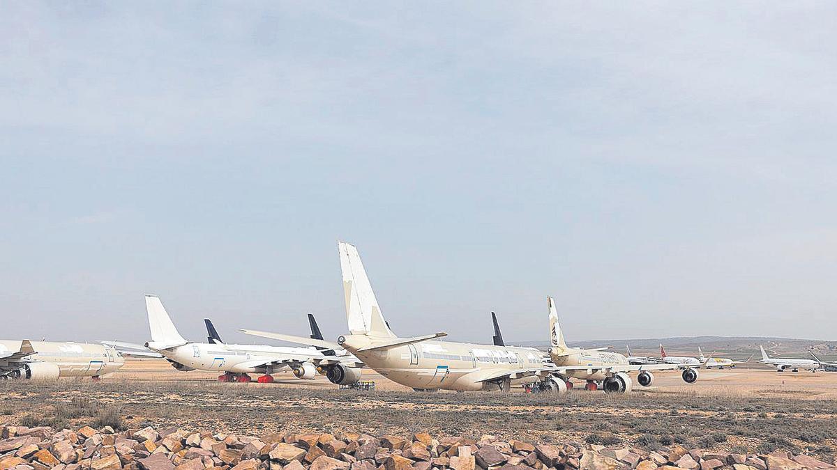 Varias aeronaves estacionadas en el aeropuerto de Teruel.