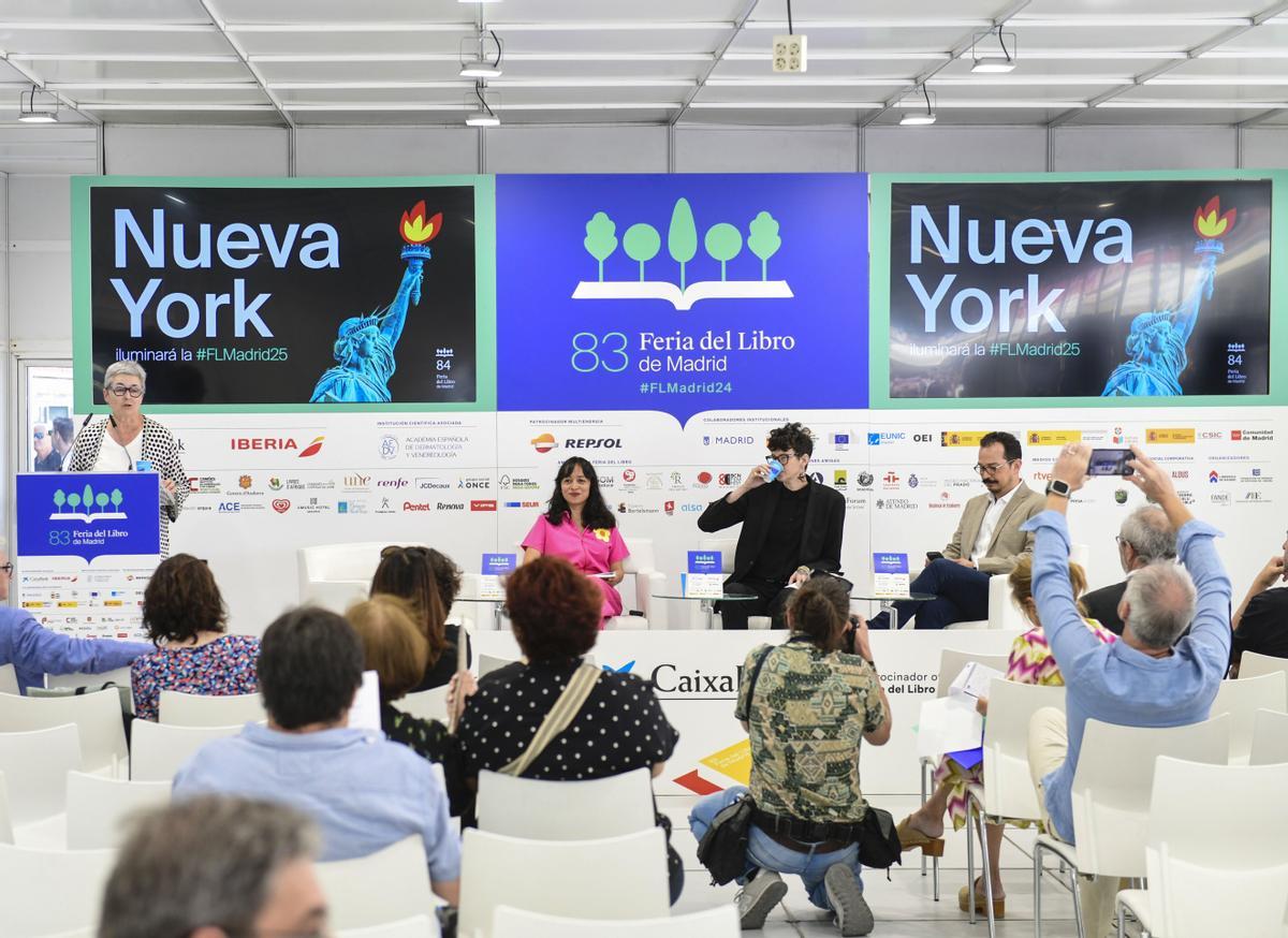 La directora de la Feria del Libro de Madrid, Eva Orúe (i), da a conocer  al cierre de la edición que de 2024 que en la de 2025 tendrá a Nueva York como protagonista. 