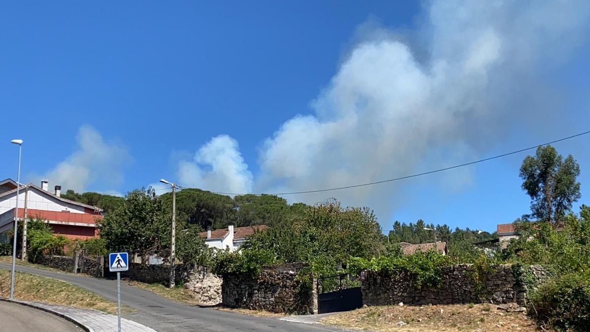 Nube de humo visible tras un núcleo habitado.