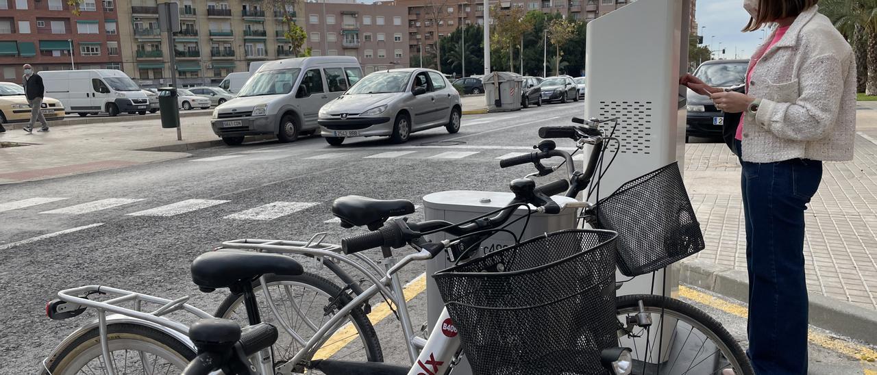 La edil de Movilidad en la nueva estación de Bicielx