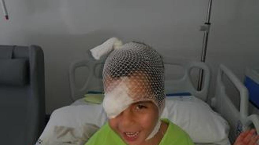 Kike, tras la intervención quirúrgica en un ojo./ Facebook