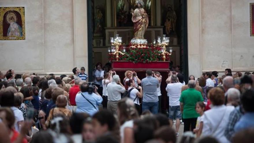 El céntrico barrio vivió ayer su día grande con la tradicional procesión en la que el Sagrado Corazón de Jesús estuvo acompañado por niños de Primera Comunión.