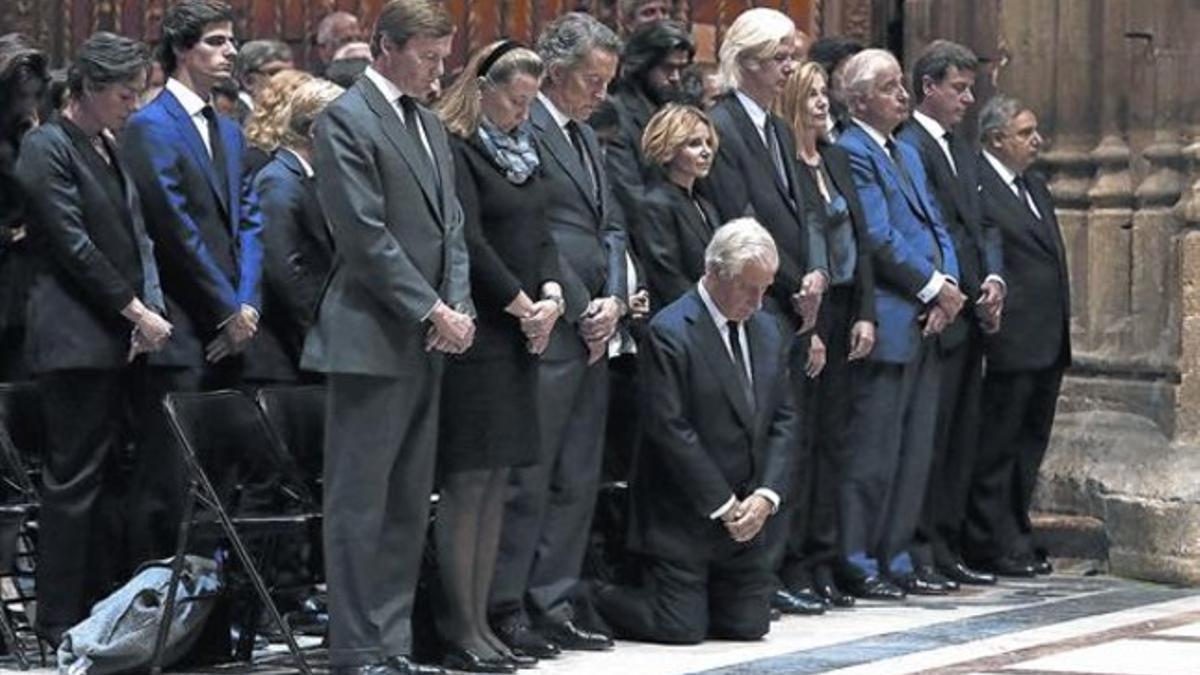 Carlos, primogénito de la duquesa, se arrodilla durante el funeral de ayer.