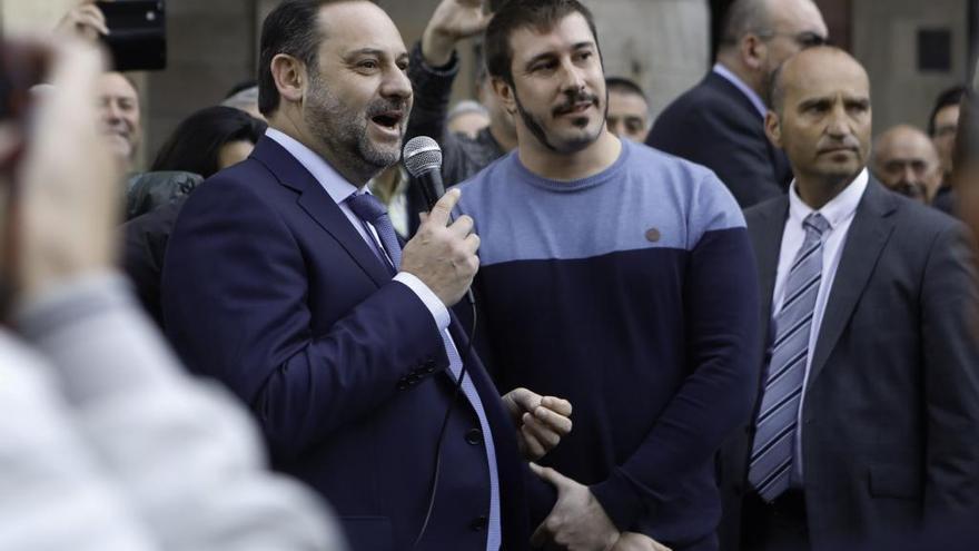 Adrián Arias a la derecha de José Luis Ábalos, durante la visita del Ministro a Gijón el pasado noviembre.
