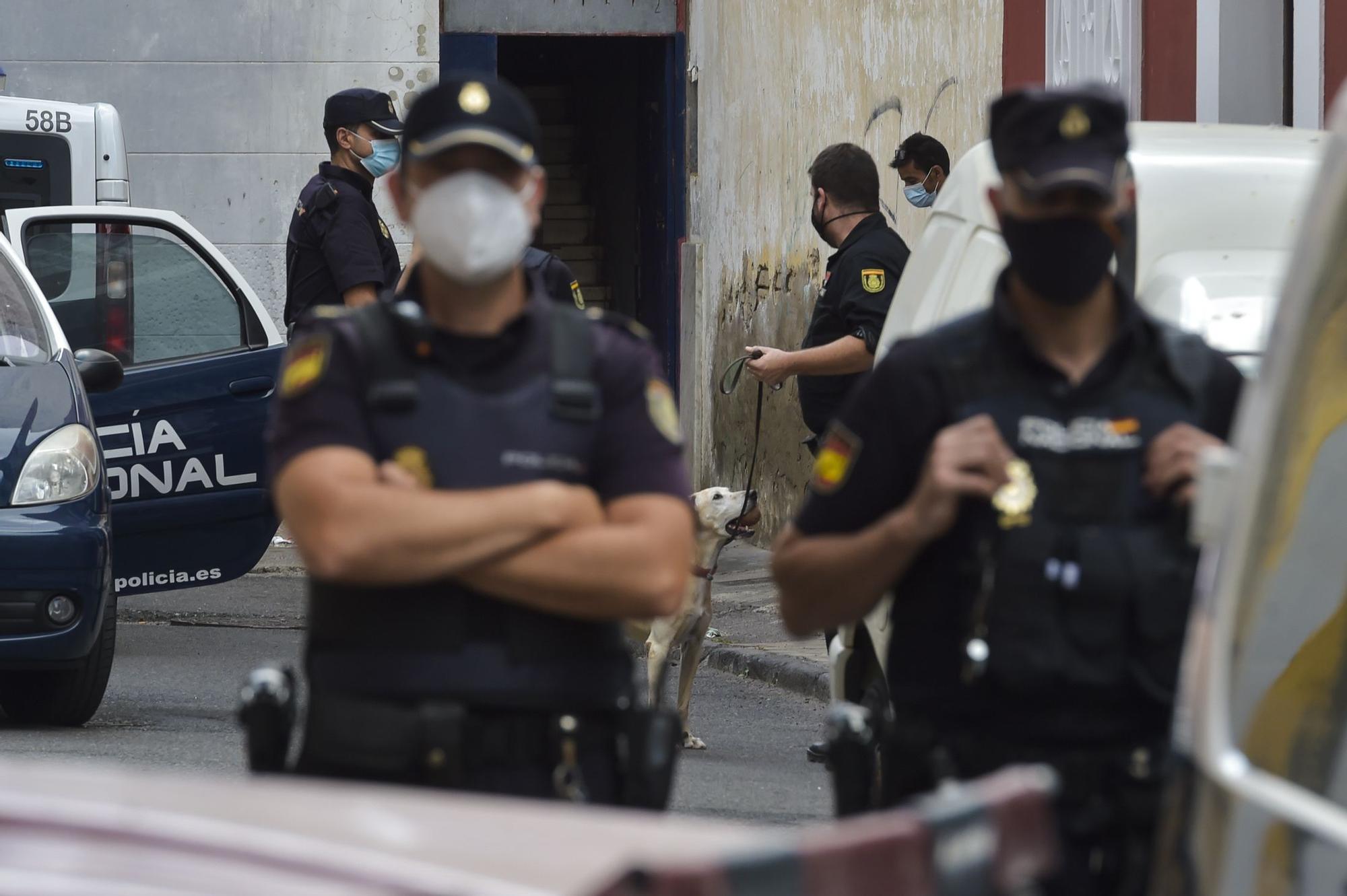 Intervenciones policiales en las calles Andamana y Sanzofé en La Isleta para erradicar puntos de venta de droga (26/08/2021)