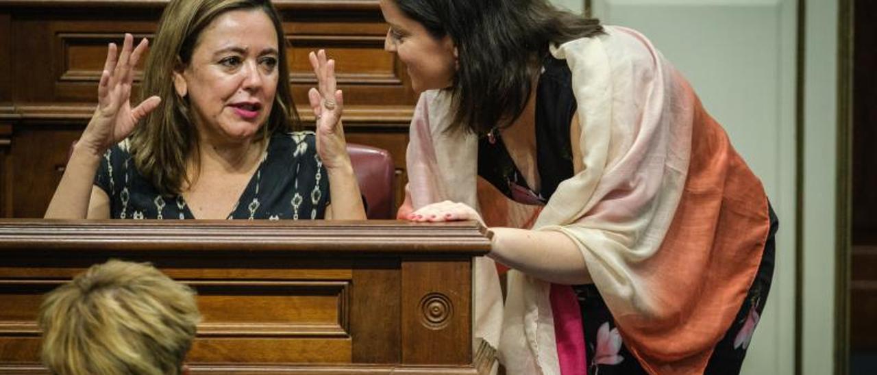 La socialista Dolores Corujo y la consejera de Turismo Yaiza Castilla comparten confidencias antes del Pleno . | | MARÍA PISACA