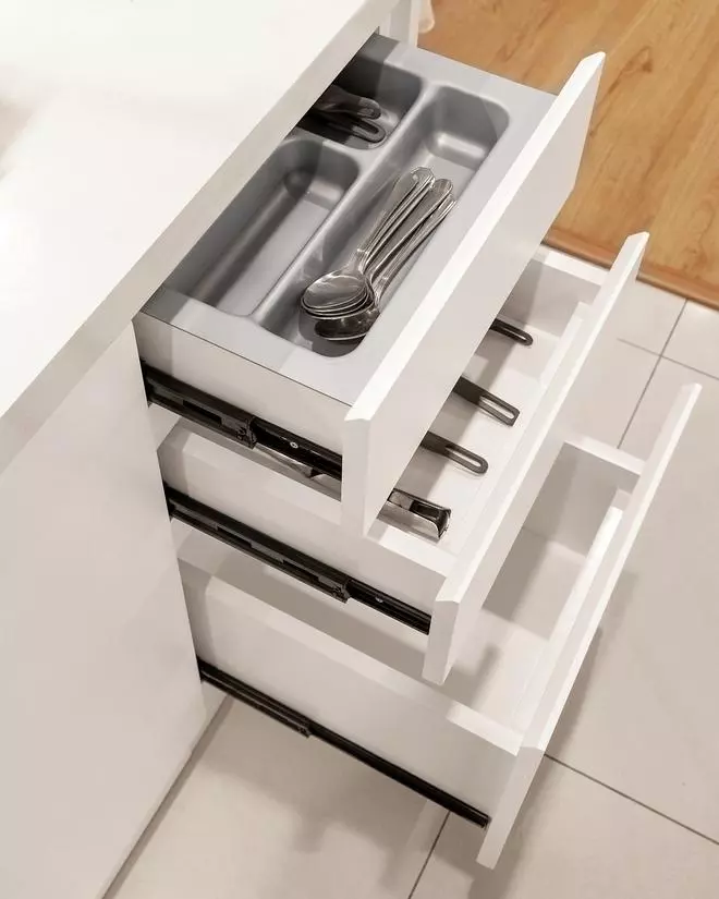 Adiós a los cajones de la cocina: la solución con perchas que puedes colocar en cualquier parte