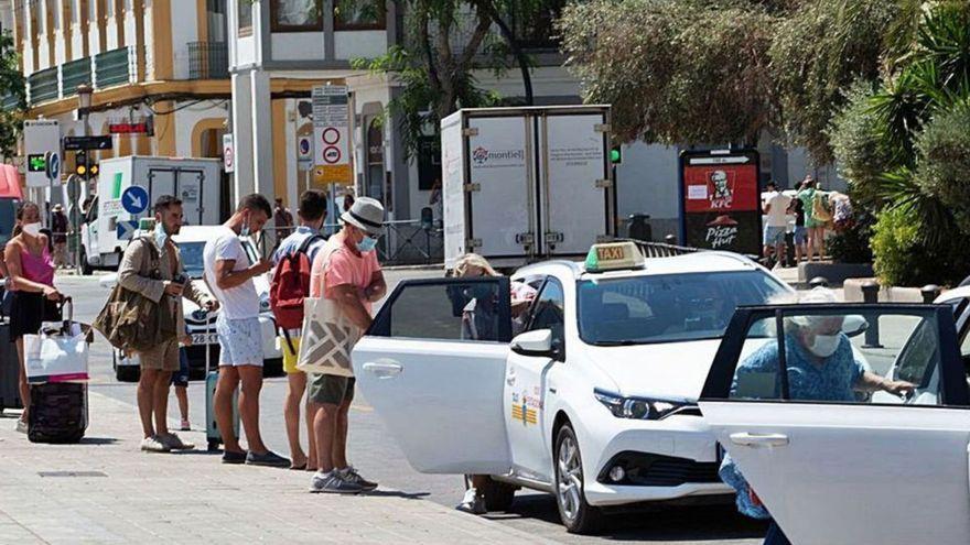 Parada de taxis del puerto.