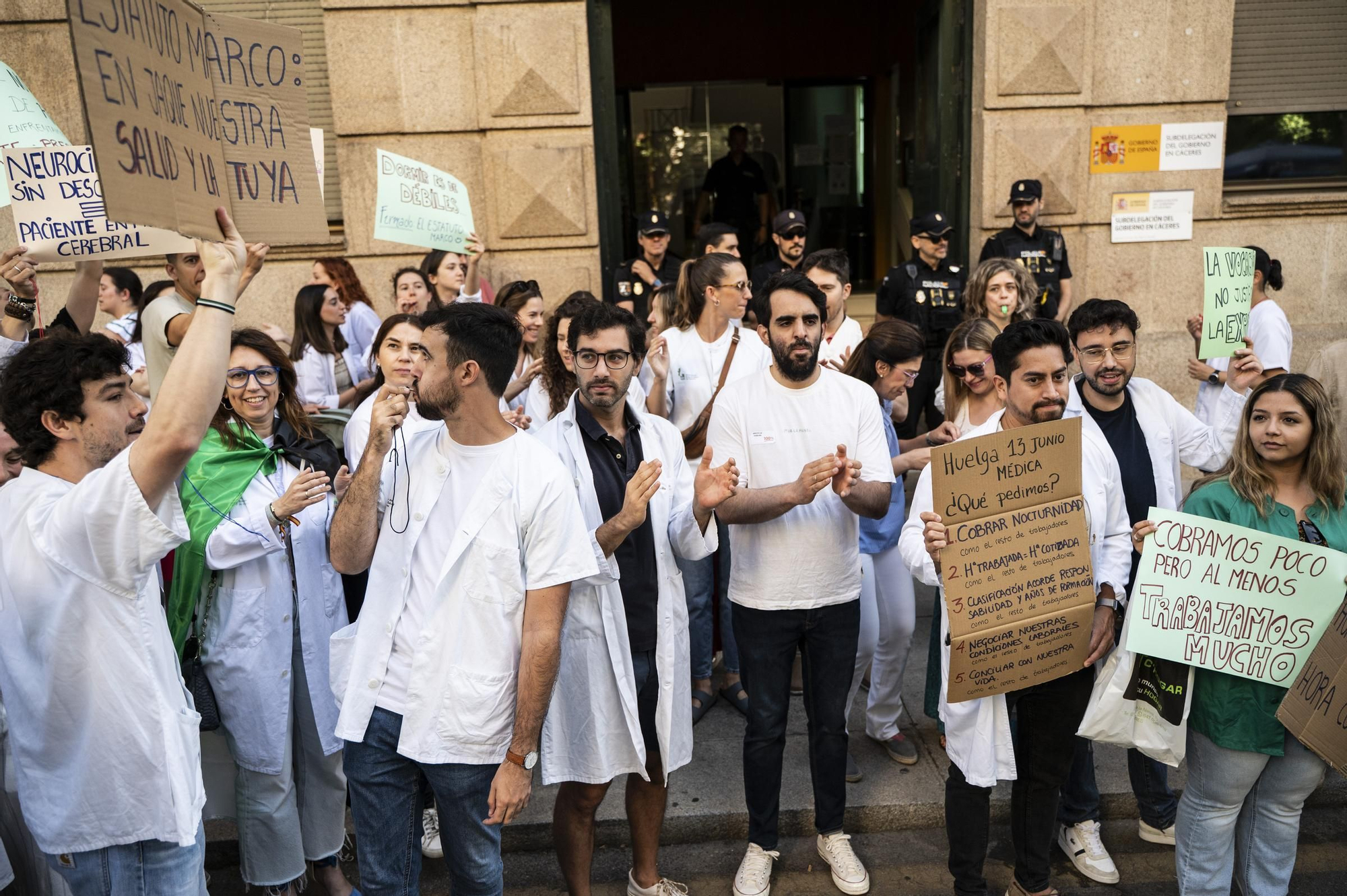 Las imágenes de la protesta de médicos en Cáceres