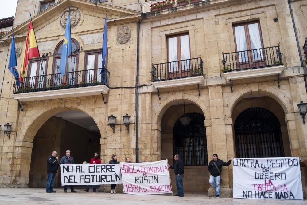 Manifestación de los trabajadores de El Asturcón contra en tripartito