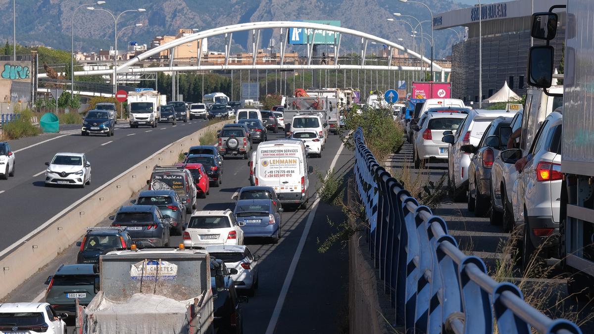 Atasco en la Vía de Cintura de Palma por el vuelco de un coche