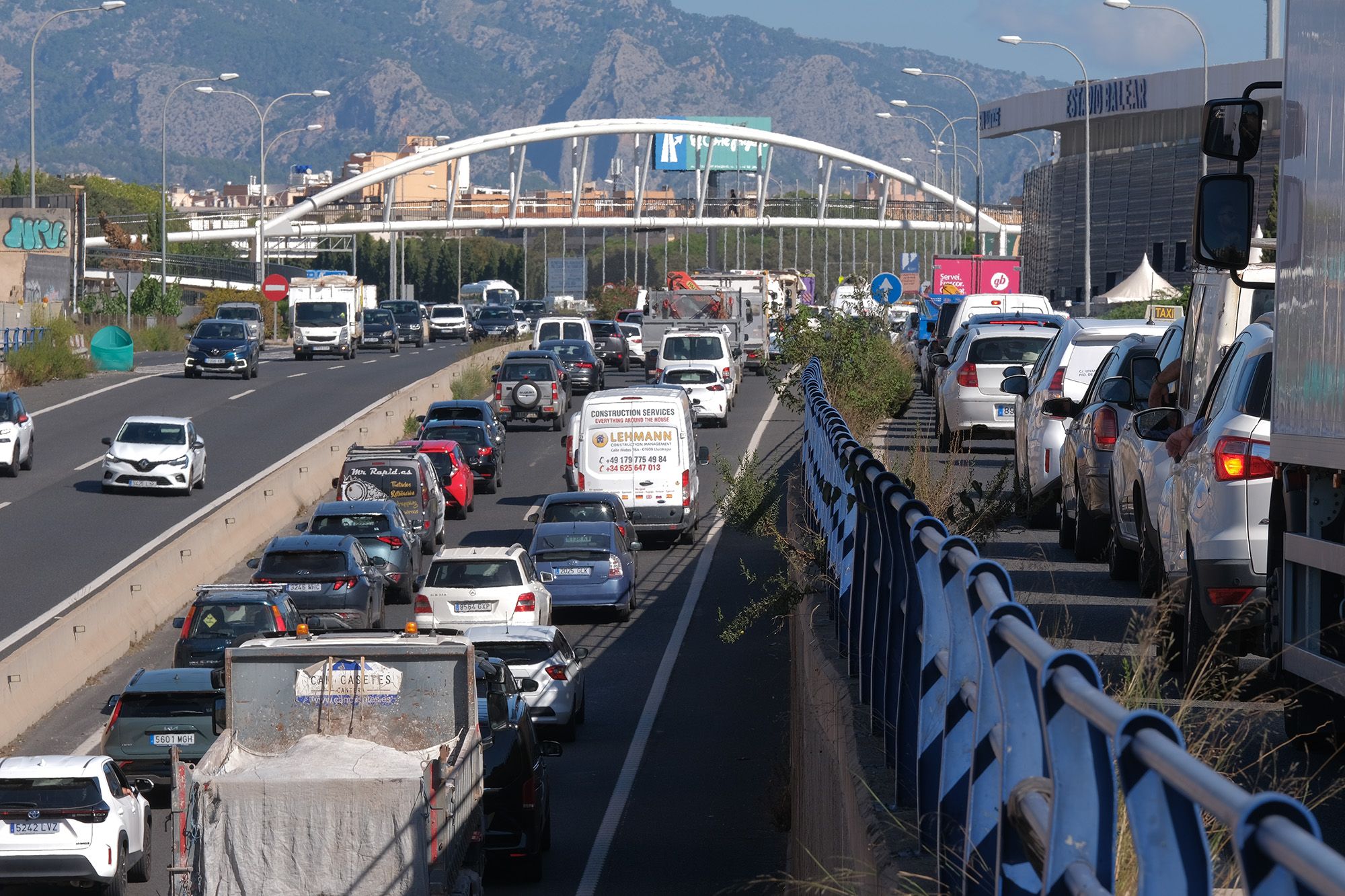 FOTOS: Monumental atasco en la Vía de Cintura de Palma por el vuelco de un coche