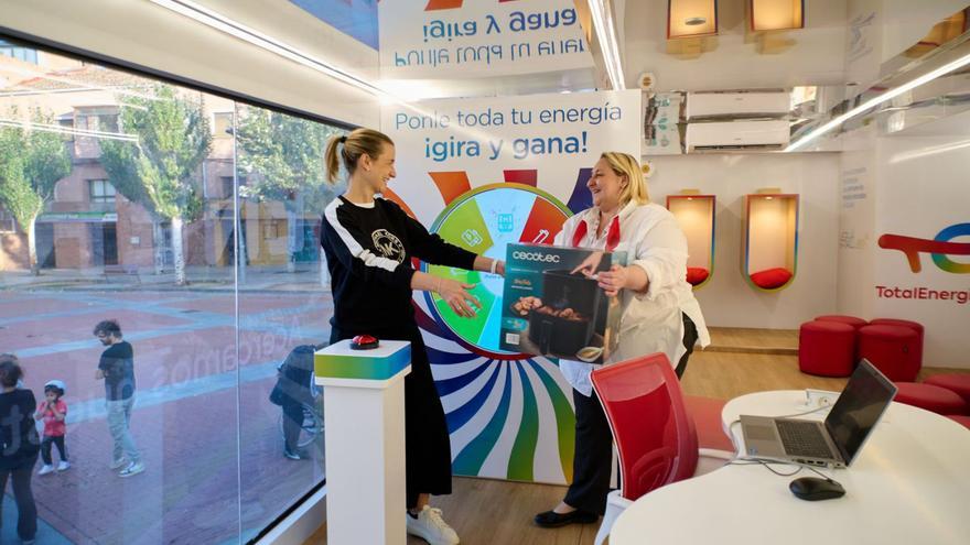 Vista interior del autobús interactivo de TotalEnergies.