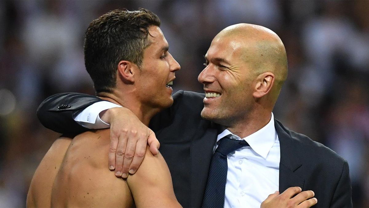 Zidane abraza a Cristiano Ronaldo