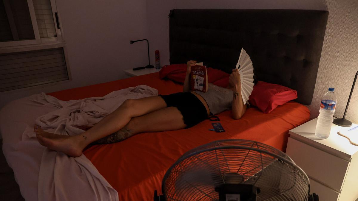 Una persona intentando combatir el calor de las noches tórridas.