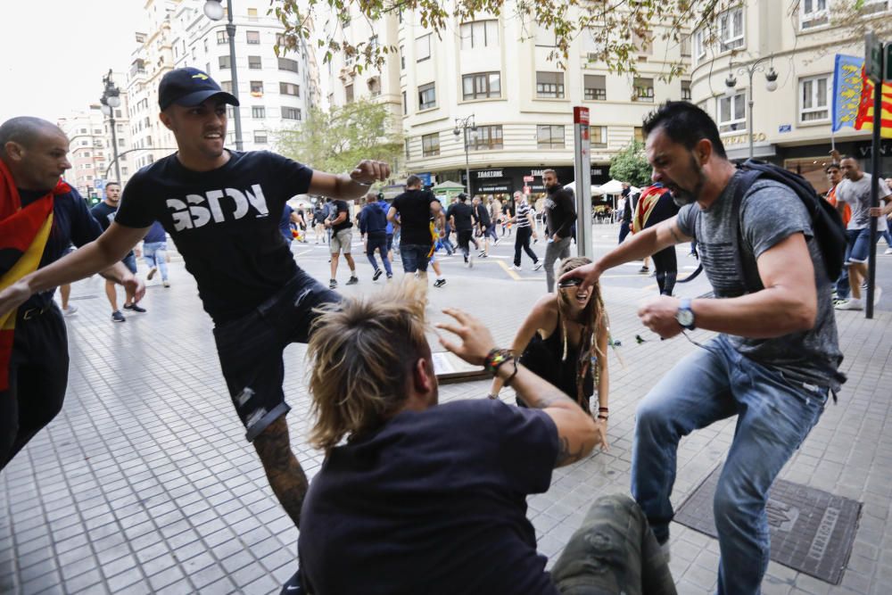 Una protesta ultra revienta la manifestación del Nou d'Octubre