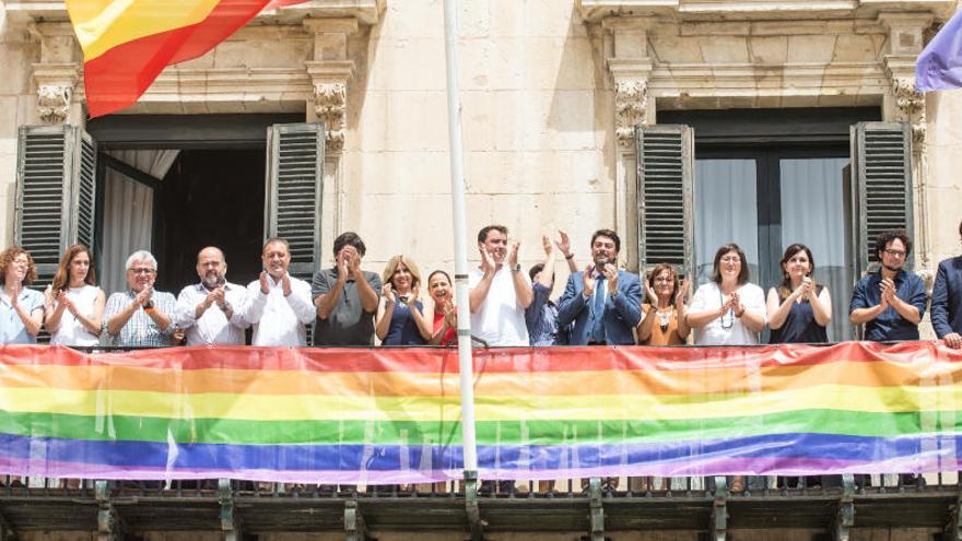 La Corporación en el balcón del Ayuntamiento con la bandera arcoiris