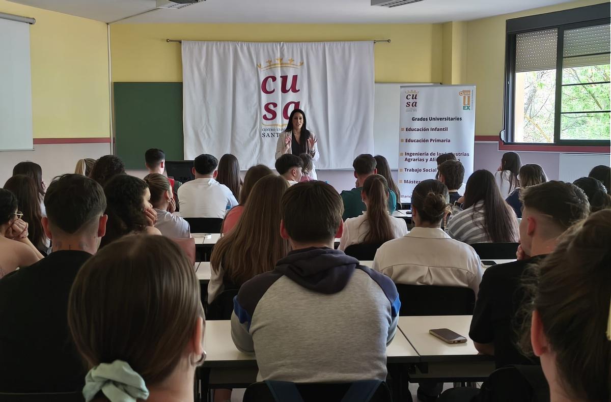 Una charla en una imagen de archivo en Santa Ana.