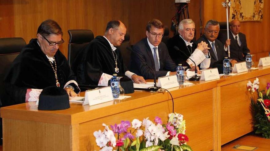 De izquierda a derecha: Julio Abalde, Salustiano Mato, Alberto Núñez Feijóo y Juan Viaño, ayer, en el acto inaugural del curso universitario, en Vigo.