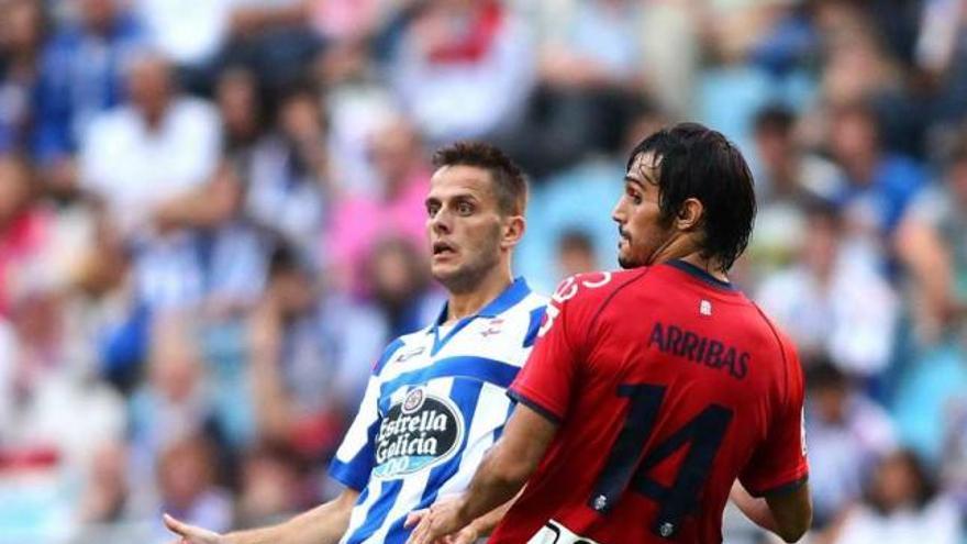 Camuñas hace un gesto ante Arribas durante el encuentro en Riazor ante Osasuna. / 13fotos