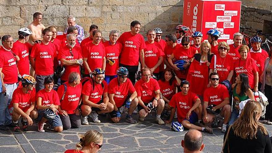 Óscar López, en el centro, al inicio del ciclotour socialista acompañado de cargos públicos y miembros del partido.