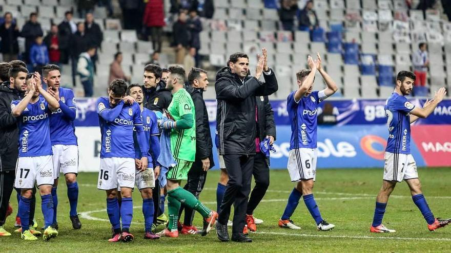 Los futbolistas del Oviedo y el cuerpo técnico aplauden al Tartiere al término del partido ante el Córdoba.