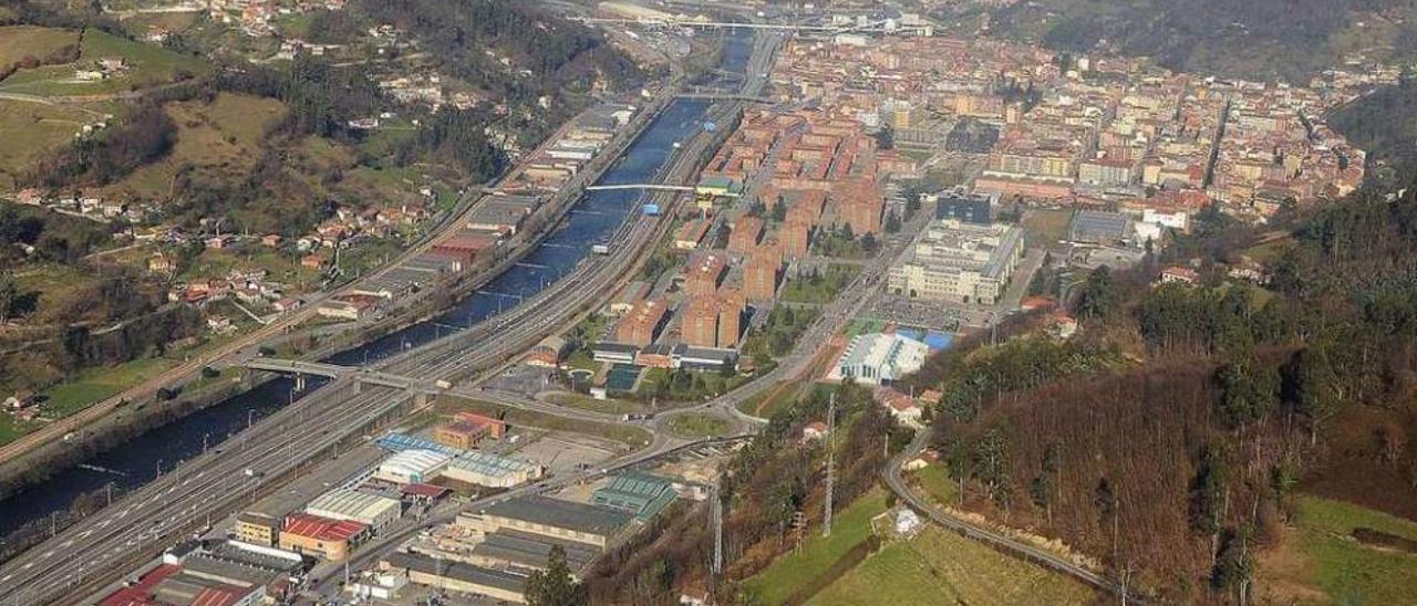 Vista aérea del casco urbano de Mieres.