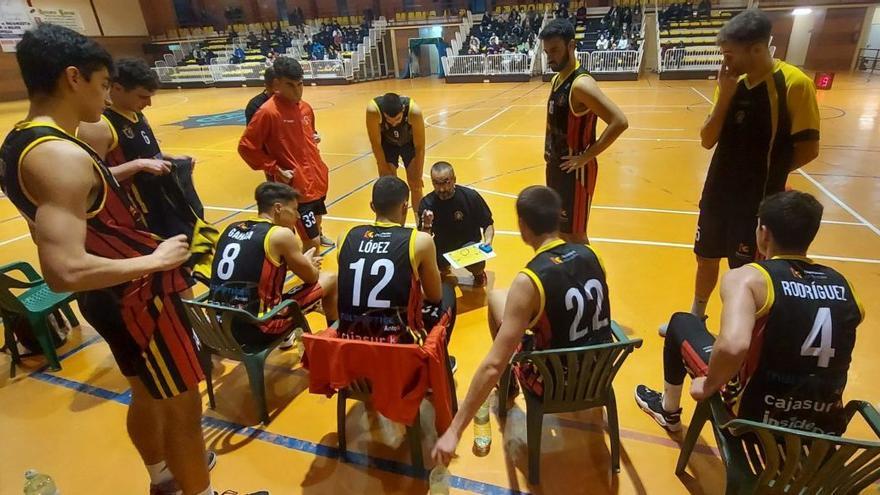 Pablo Orozco da instrucciones en un tiempo muerto del CP Peñarroya de baloncesto.