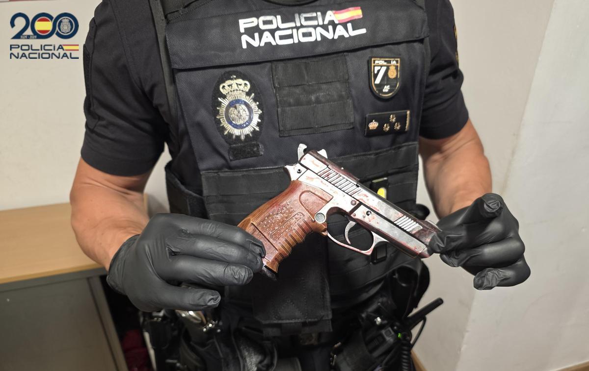 La pistola manchada de sangre intervenida al Ico.