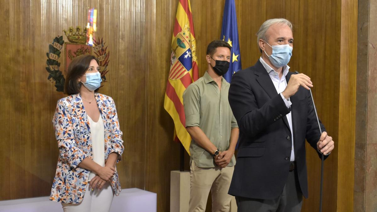 El alcalde, Jorge Azcón, flanqueado por la vicealcaldesa, Sara Fernández, y el pregonero de las fiestas, Ander Herrera.