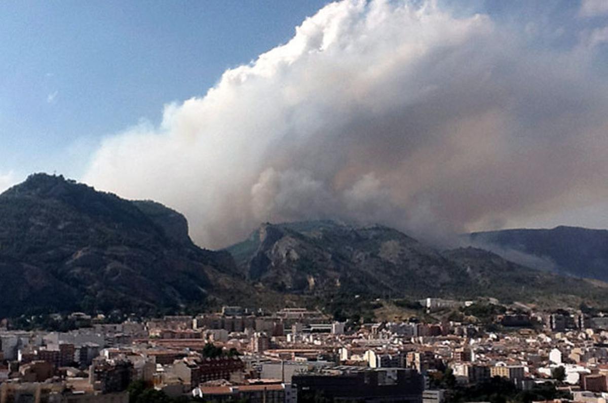 Incendi a la localitat alacantina d’Alcoi, que ha afectat més de 100 hectàrees de la serra de Mariola i en què han estat evacuades més de 200 persones.