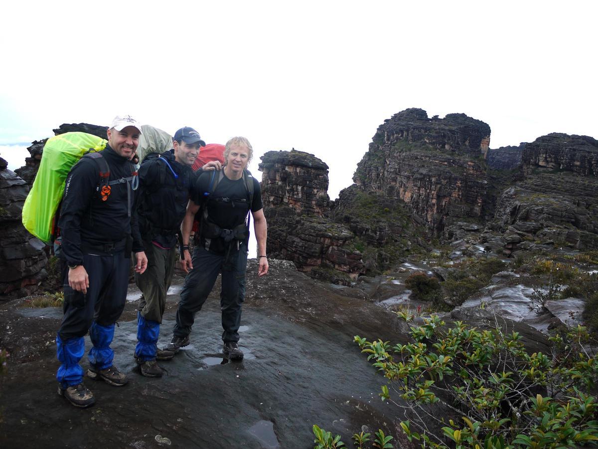 Armando el Rey, Darío Barrio y Álvaro Bultó, en un salto homenaje a Manolo Chana en la catarata más alta del mundo, en Venezuela.