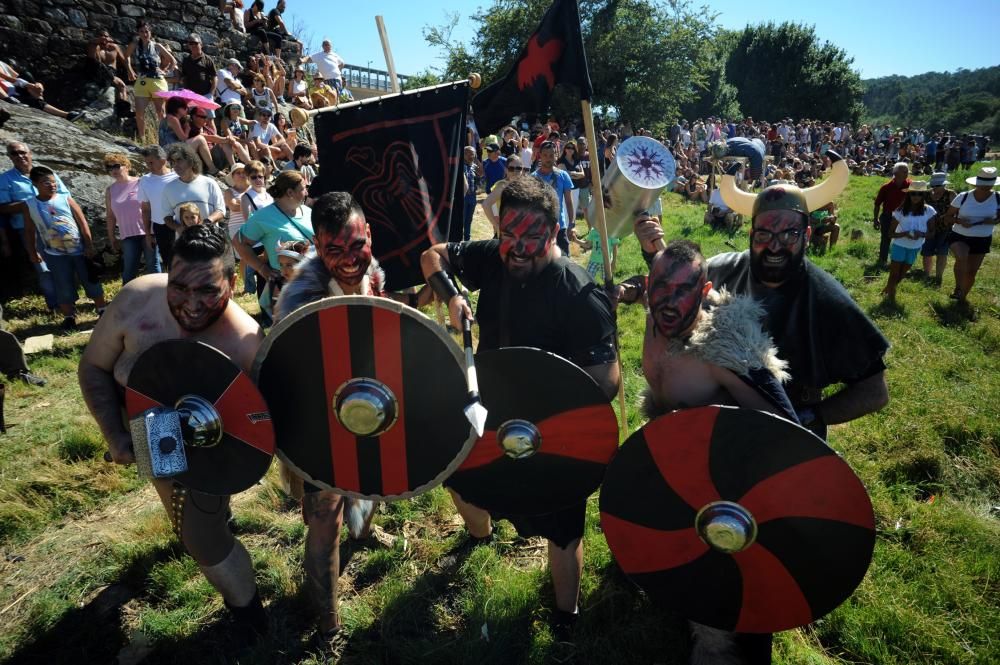 La recreación del desembarco se convierte en el acto central de la Romaría Vikinga