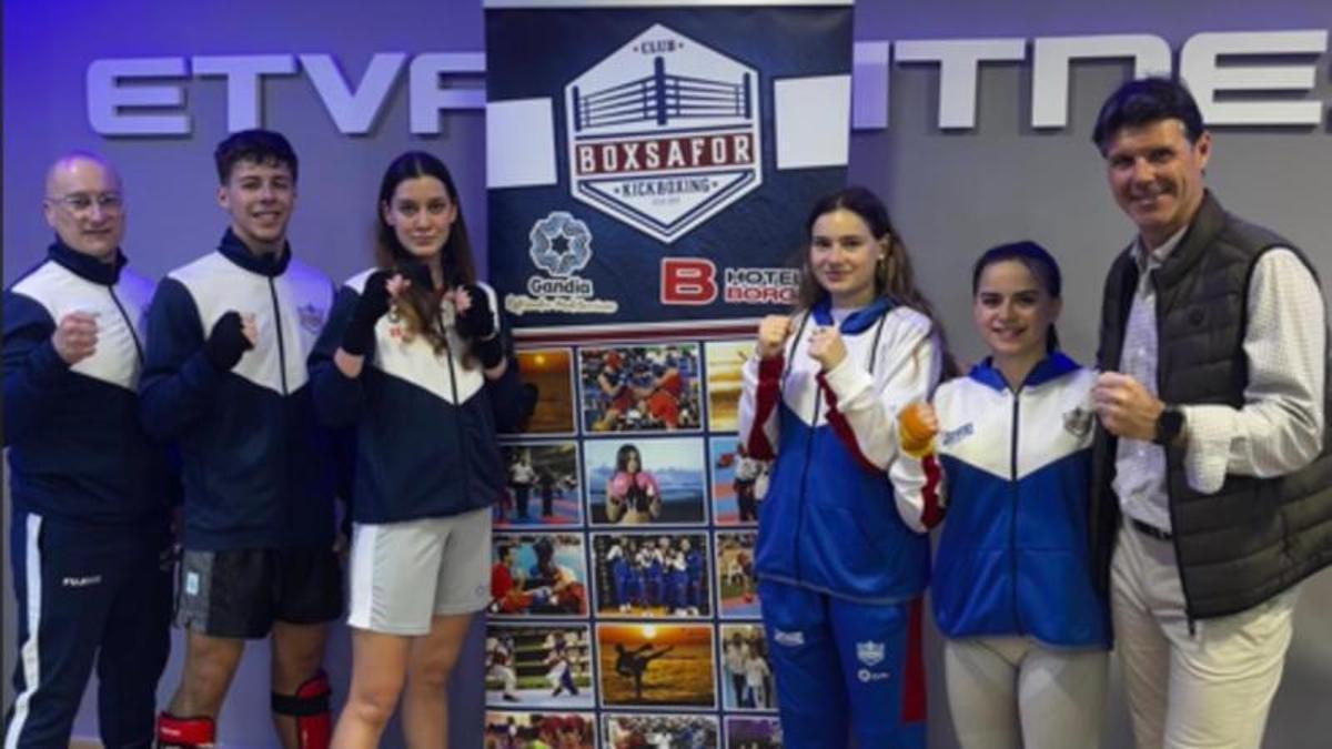 El equipo y técnico del BoxSafor Club con el concejal de Deportes de Gandia