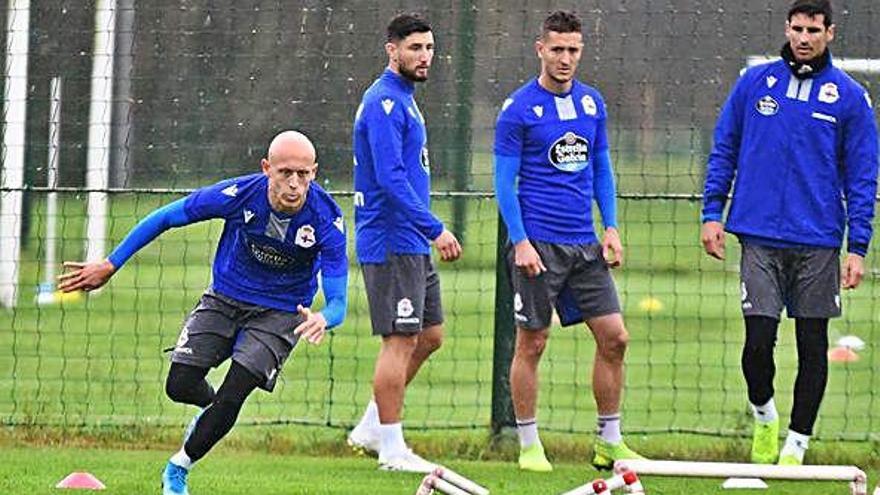 Mollejo, a la izquierda, durante el entrenamiento de ayer en Abegondo.