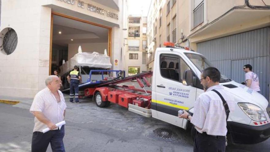 El trono de El Calvario se embaló ayer para trasladarlo por carretera a un taller de Málaga.