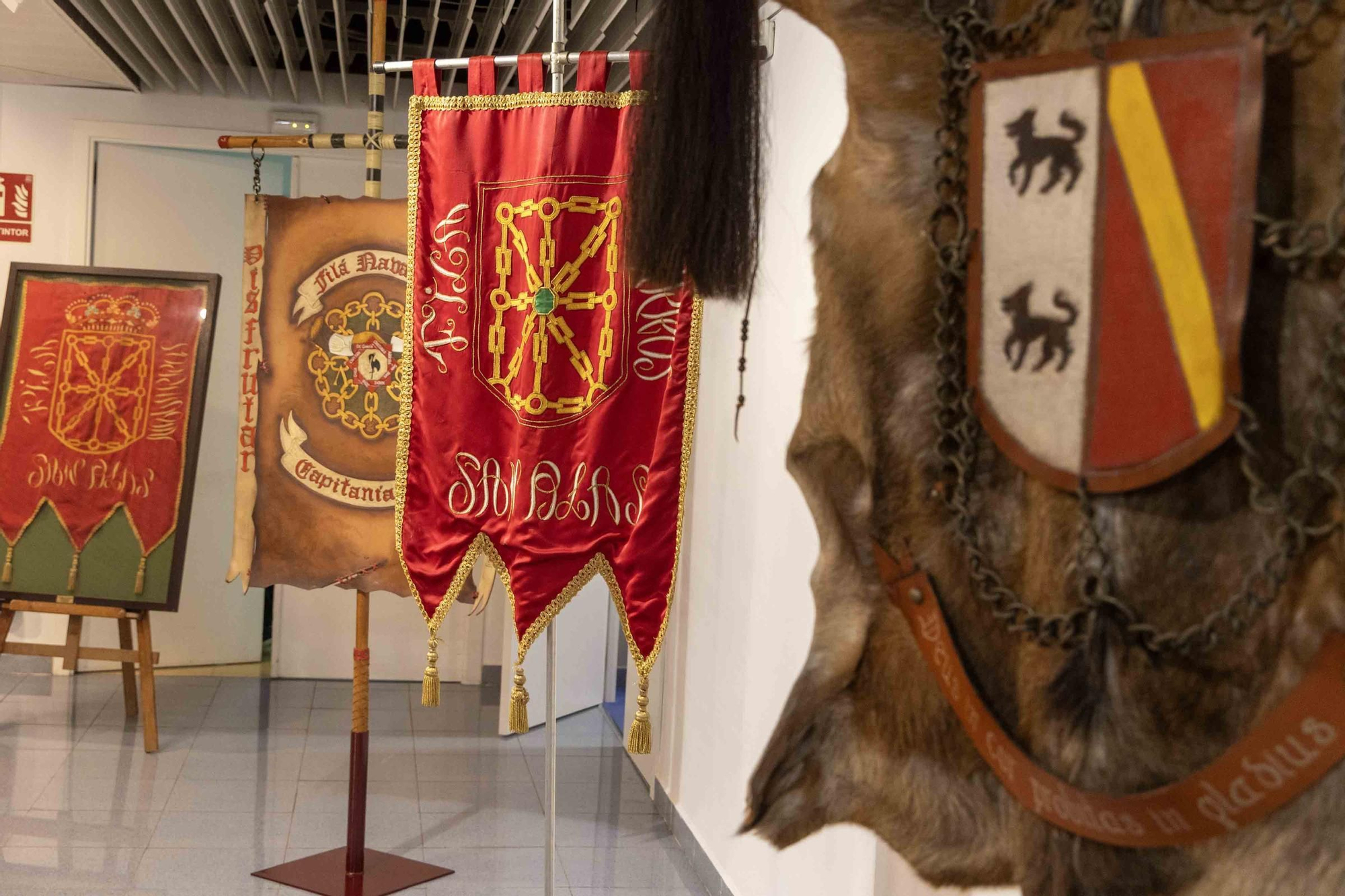 La Fila Navarros de San Blas expone sus 50 años de historia en el Club Información.